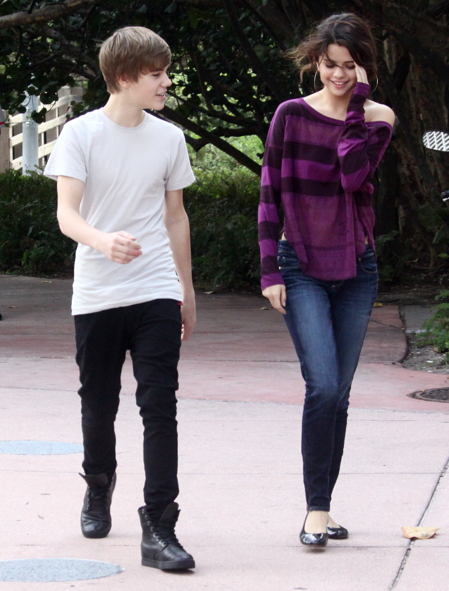 Justin-Bieber-and-Selena-Gomez - 2453 - The Wondrous Pics